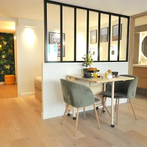 Apartment Monaco # - 4 Persons - Hypercenter - And Sun - Private Parking - Clim - Full Renovated - Fast Wifi, Menton